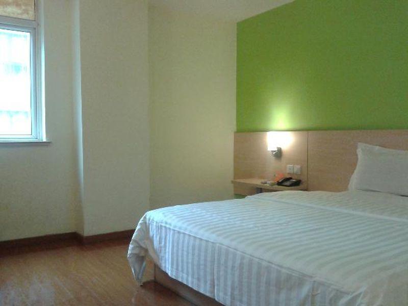 7 Days Inn Shanghai Xujiahui Caobao Road Subway Station Branch Xuhui 外观 照片