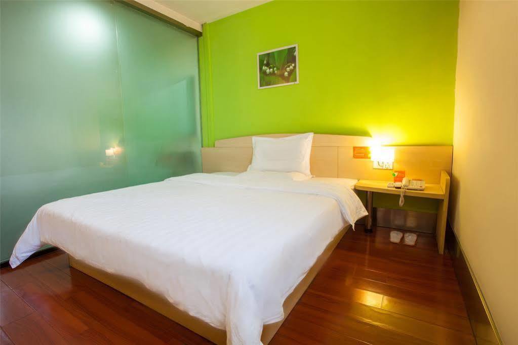 7 Days Inn Shanghai Xujiahui Caobao Road Subway Station Branch Xuhui 外观 照片
