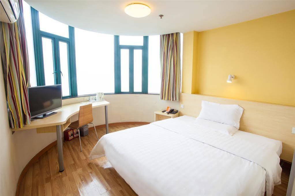 7 Days Inn Shanghai Xujiahui Caobao Road Subway Station Branch Xuhui 外观 照片